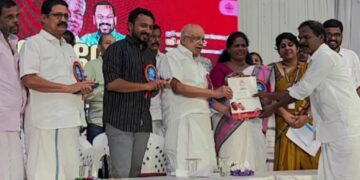 രാഹുലിനൊപ്പം വേദി പങ്കിട്ട് മന്ത്രിയും എംഎല്‍എയും