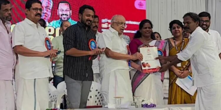 രാഹുലിനൊപ്പം വേദി പങ്കിട്ട് മന്ത്രിയും എംഎല്‍എയും