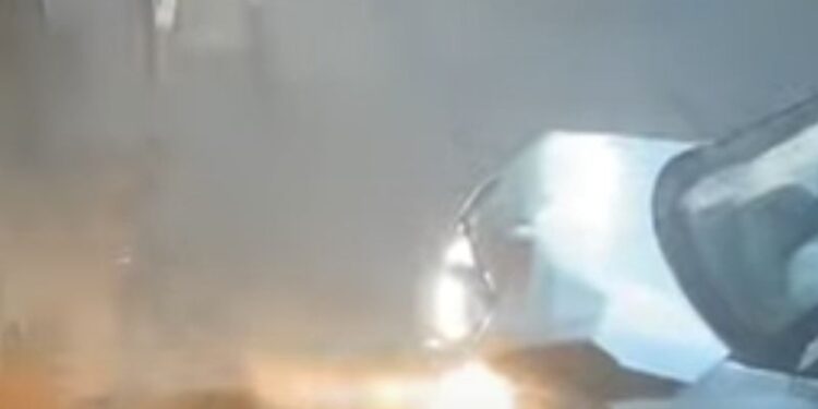 വടക്കഞ്ചേരി ടൗണിൽ നിയന്ത്രണം വിട്ട കാർ ഷട്ടർ ഇടിച്ചു തകർത്തു.