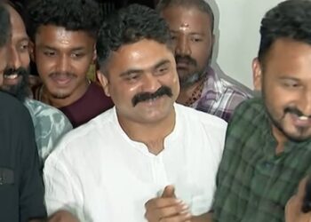 കോണ്‍ഗ്രസില്‍ അതൃപ്തിരാഹുല്‍ മാങ്കൂട്ടത്തില്‍ എംഎല്‍എയെ കണ്ട നിയുക്ത കൗണ്‍സിലര്‍മാരെ സി സി സി പ്രസിഡൻ്റ്