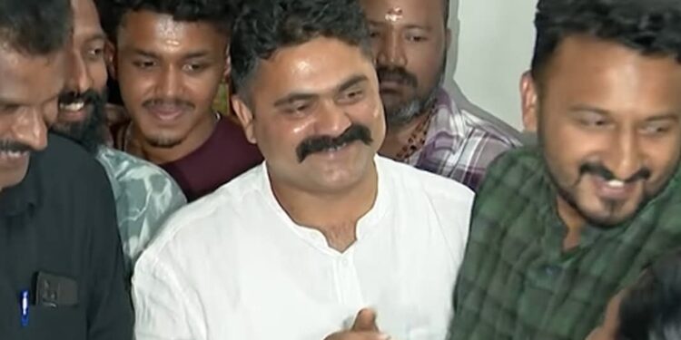 കോണ്‍ഗ്രസില്‍ അതൃപ്തിരാഹുല്‍ മാങ്കൂട്ടത്തില്‍ എംഎല്‍എയെ കണ്ട നിയുക്ത കൗണ്‍സിലര്‍മാരെ സി സി സി പ്രസിഡൻ്റ്