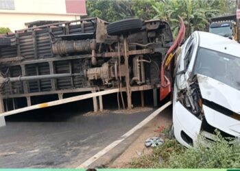 ആമയൂരിൽ വാഹനാപകടം; ലോറി കാറിൽ ഇടിച്ച് മറിഞ്ഞു