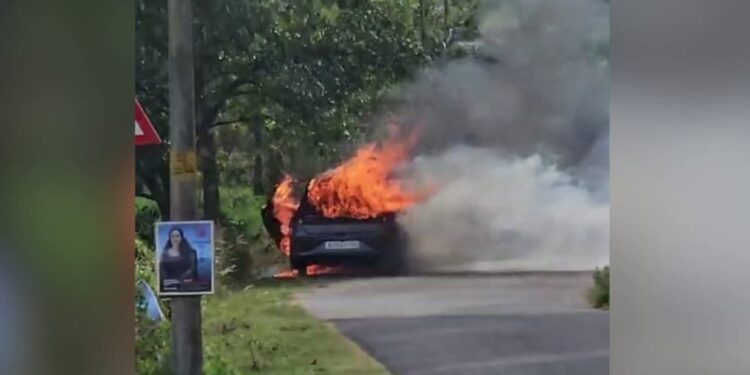 ധോണിയിൽ കാർ കത്തി ഒരാൾ മരിച്ചു, ആത്മഹത്യയെന്ന് പ്രാഥമി നിഗമനം