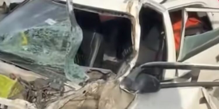 കാർ പിക്കപ്പ് വാനിൽ ഇടിച്ചു തകർന്നു.3 പേർക്ക് പരിക്ക്