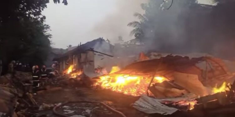 മുട്ടിക്കുളങ്ങരക്ക് സമീപം തടിമില്ലിന് തീ പിടിച്ചു.