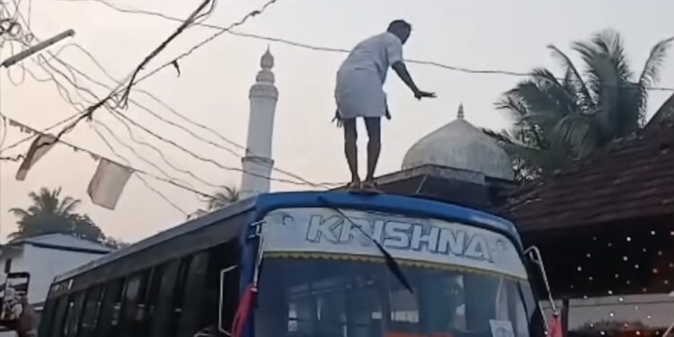 കൊട്ടിക്കലാശത്തിനിടെ ബസിനുമുകളില്‍ നിന്ന് താഴേക്ക് ചാടി അഭ്യാസം