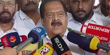 രമേശ് ചെന്നിത്തല പ്രതികരിക്കുന്നതിനിടെ മാധ്യമ പ്രവര്‍ത്തകര്‍ക്ക് നേരെ കോണ്‍ഗ്രസ് പ്രവര്‍ത്തകരുടെ കയ്യേറ്റ ശ്രമം