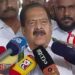 രമേശ് ചെന്നിത്തല പ്രതികരിക്കുന്നതിനിടെ മാധ്യമ പ്രവര്‍ത്തകര്‍ക്ക് നേരെ കോണ്‍ഗ്രസ് പ്രവര്‍ത്തകരുടെ കയ്യേറ്റ ശ്രമം