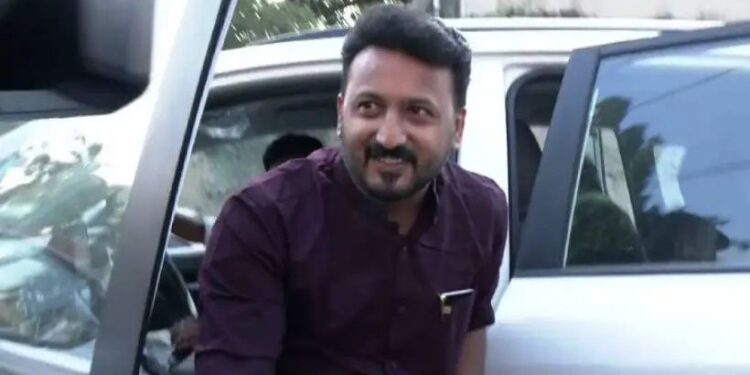 പതിനഞ്ചാം നാള്‍ പോളിംഗ് ബൂത്തില്‍ പൊങ്ങി രാഹുല്‍ മാങ്കൂട്ടത്തില്‍ എംഎല്‍എ