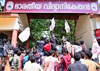 “സ്‌കൂളുകളെ മാനേജ്‌മെന്റ ശാഖകളാക്കി മാറ്റുന്നു’; വ്യാസ വിദ്യാപീഠത്തിലെ വിദ്യാര്‍ഥിനിയുടെ ആത്മഹത്യയില്‍ പ്രതിഷേധിച്ച് മാര്‍ച്ച് സംഘടിപ്പിച്ച് എസ്എഫ്‌ഐ”