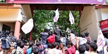“സ്‌കൂളുകളെ മാനേജ്‌മെന്റ ശാഖകളാക്കി മാറ്റുന്നു’; വ്യാസ വിദ്യാപീഠത്തിലെ വിദ്യാര്‍ഥിനിയുടെ ആത്മഹത്യയില്‍ പ്രതിഷേധിച്ച് മാര്‍ച്ച് സംഘടിപ്പിച്ച് എസ്എഫ്‌ഐ”