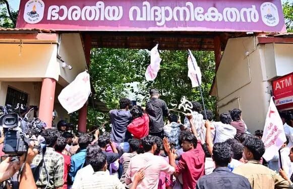 “സ്‌കൂളുകളെ മാനേജ്‌മെന്റ ശാഖകളാക്കി മാറ്റുന്നു’; വ്യാസ വിദ്യാപീഠത്തിലെ വിദ്യാര്‍ഥിനിയുടെ ആത്മഹത്യയില്‍ പ്രതിഷേധിച്ച് മാര്‍ച്ച് സംഘടിപ്പിച്ച് എസ്എഫ്‌ഐ”