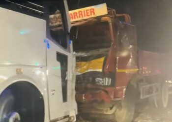 പുതുപ്പരിയാരത്ത് ടൂറിസ്റ്റ് ബസും ലോറിയും കൂട്ടിയിടിച്ച്‌ 18 പേര്‍ക്ക് പരിക്ക്