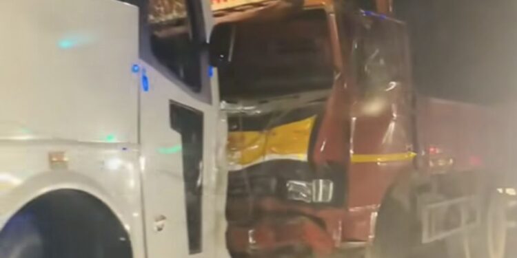 പുതുപ്പരിയാരത്ത് ടൂറിസ്റ്റ് ബസും ലോറിയും കൂട്ടിയിടിച്ച്‌ 18 പേര്‍ക്ക് പരിക്ക്