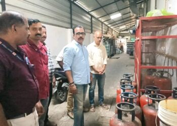 പാചകവാതക  കരിഞ്ചന്തയും പൂഴ്ത്തിവയ്പും തടയാന്‍ പരിശോധന കര്‍ശനമാക്കി.