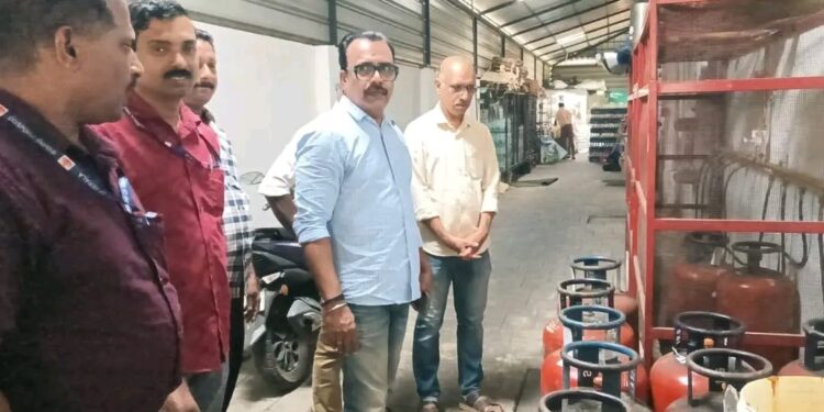 പാചകവാതക  കരിഞ്ചന്തയും പൂഴ്ത്തിവയ്പും തടയാന്‍ പരിശോധന കര്‍ശനമാക്കി.