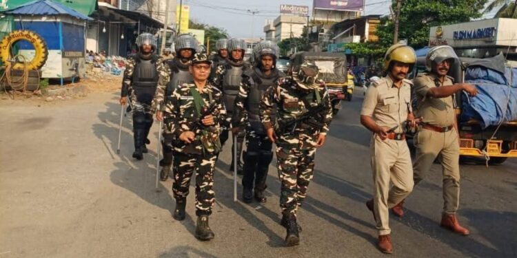 പാലക്കാട് തിരഞ്ഞെടുപ്പിനോടനുബന്ധിച്ച് റൂട്ട് മാർച്ച് നടത്തി