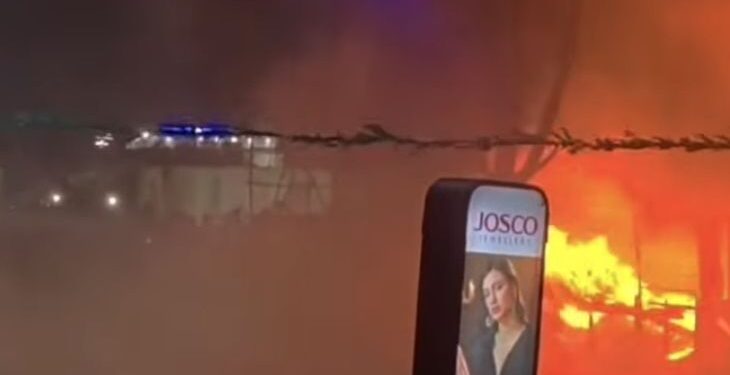 സ്റ്റേഡിയം സ്റ്റാൻഡിന് മുന്നിലെ  കടകൾ കത്തിനശിച്ചു.