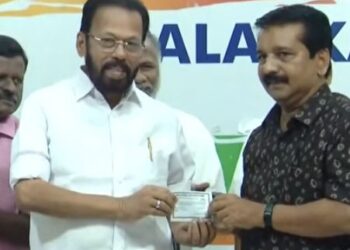 എ. സുരേഷ് കോണ്‍ഗ്രസില്‍ ചേർന്നു.