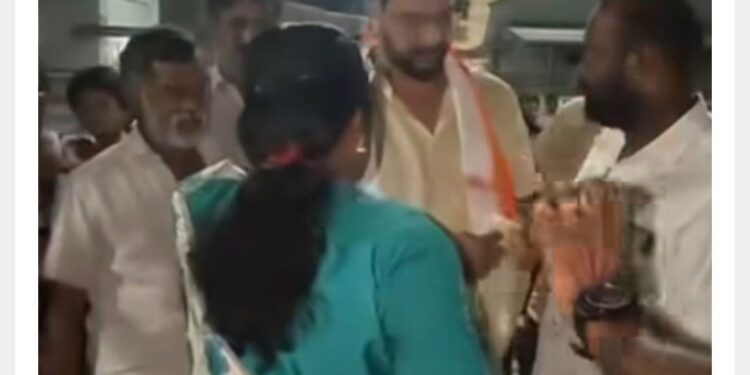 പര്യടനത്തിനിടെ യു.ഡി.എഫ് സ്ഥാനാർഥി രമേഷ് പിഷാരടിയെ തടഞ്ഞ് ബി.ജെ.പി പ്രവർത്തകർ