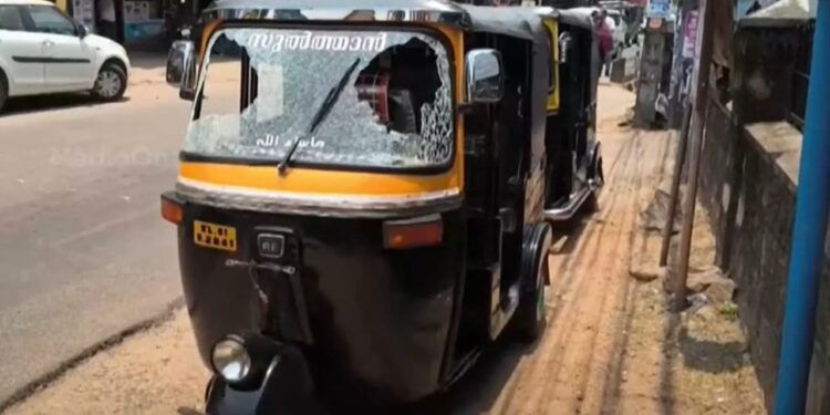 കടുത്ത ചൂടില്‍ ഓട്ടോറിക്ഷയുടെ ഗ്ലാസ് പൊട്ടിച്ചിതറി