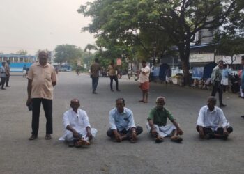 സ്റ്റേഡിയം ബസ് സ്റ്റാൻഡിന് മുന്നിൽ വഴി തടഞ്ഞ് സമരാനുകൂലികൾ