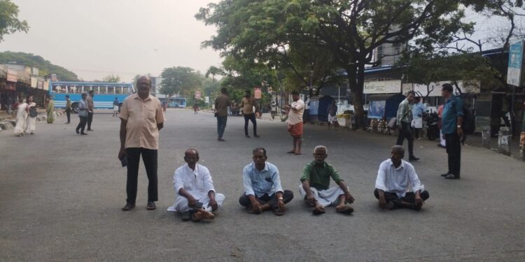സ്റ്റേഡിയം ബസ് സ്റ്റാൻഡിന് മുന്നിൽ വഴി തടഞ്ഞ് സമരാനുകൂലികൾ