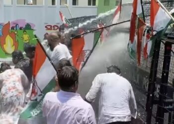 മന്ത്രിമന്ത്രി കൃഷ്ണൻകുട്ടിയുടെ രാജി ആവശ്യപ്പെട്ട്  പ്രതിഷേധത്തിൽ അക്രമം