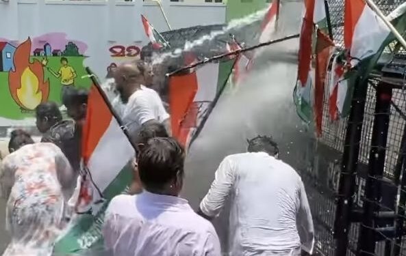 മന്ത്രിമന്ത്രി കൃഷ്ണൻകുട്ടിയുടെ രാജി ആവശ്യപ്പെട്ട്  പ്രതിഷേധത്തിൽ അക്രമം