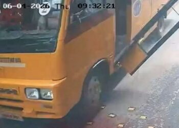 ഓടിക്കൊണ്ടിരുന്ന സ്‌കൂള്‍ ബസിന്റെ ഡോര്‍ തെറിച്ചുവീണു