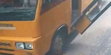 ഓടിക്കൊണ്ടിരുന്ന സ്‌കൂള്‍ ബസിന്റെ ഡോര്‍ തെറിച്ചുവീണു