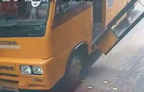 ഓടിക്കൊണ്ടിരുന്ന സ്‌കൂള്‍ ബസിന്റെ ഡോര്‍ തെറിച്ചുവീണു