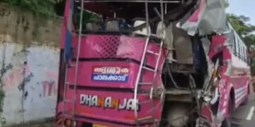 ബസിന് പിന്നില് ലോറി ഇടിച്ചു; 11 പേര്ക്ക് പരിക്ക്