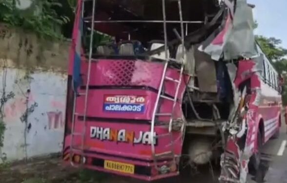 ബസിന് പിന്നില് ലോറി ഇടിച്ചു; 11 പേര്ക്ക് പരിക്ക്