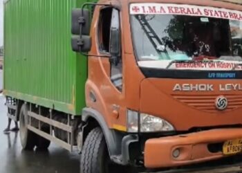 ലോറി ഇടിച്ചുകയറി വിദ്യാര്‍ത്ഥിക്ക് ദാരുണാന്ത്യം,മൂന്ന് പേര്‍ക്ക് പരിക്ക്