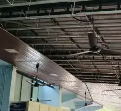 സര്ക്കാര് ആശുപത്രിയില് സീലിംഗ് അടര്ന്നുവീണു.