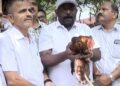 ഇ.എൻ സുരേഷ് ബാബുവിനെതിരെ കോഴിയെ പറത്തി കോണ്ഗ്രസ് പ്രതിഷേധം
