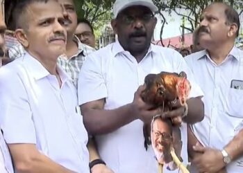 ഇ.എൻ സുരേഷ് ബാബുവിനെതിരെ കോഴിയെ പറത്തി കോണ്‍ഗ്രസ് പ്രതിഷേധം