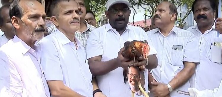 ഇ.എൻ സുരേഷ് ബാബുവിനെതിരെ കോഴിയെ പറത്തി കോണ്‍ഗ്രസ് പ്രതിഷേധം